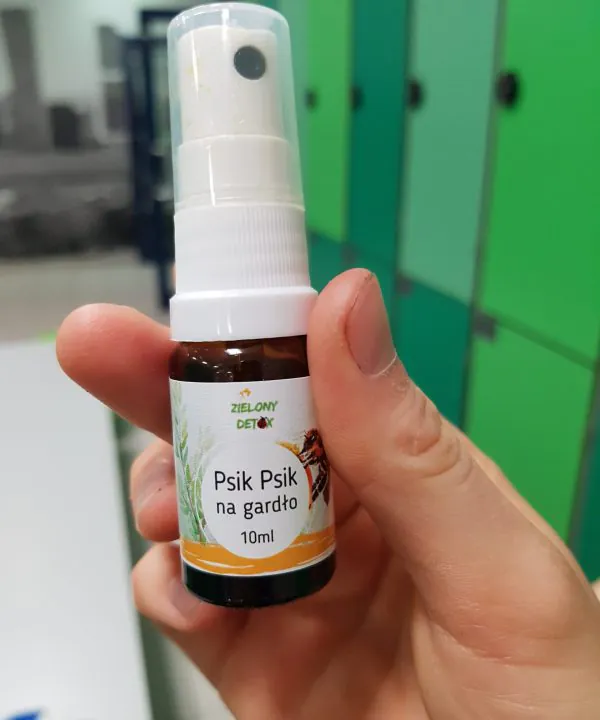 Psik Psik na gardło na basenie